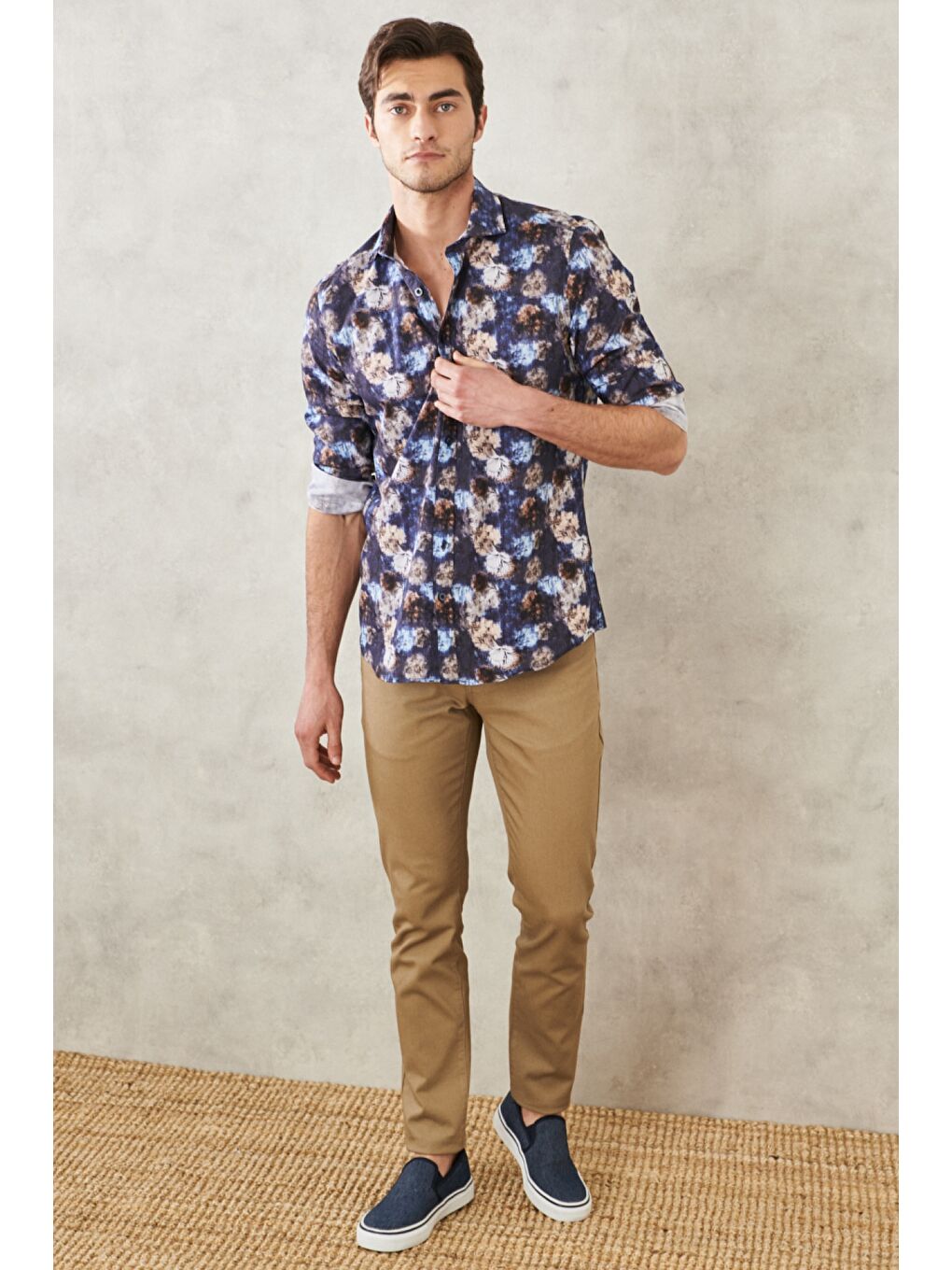 Erkek Lacivert Slim Fit Dar Kesim İtalyan Yaka Baskılı Gömlek-1