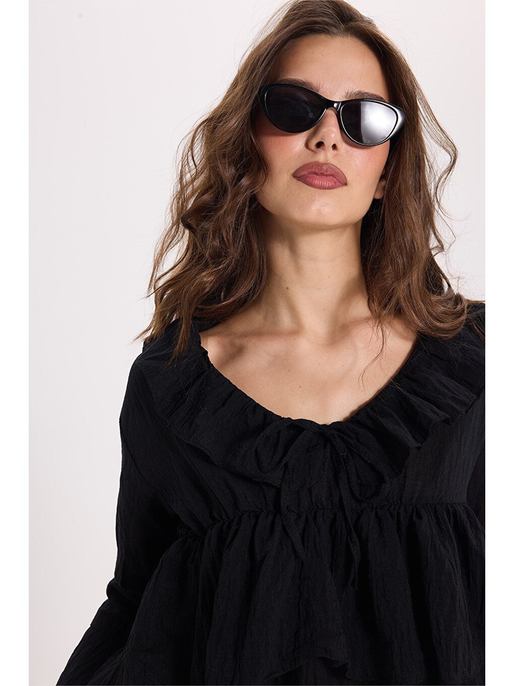 Kadın Slim Fit Dar Kesim V Yaka fırfır Detaylı Uzun Kol Siyah Bluz-3