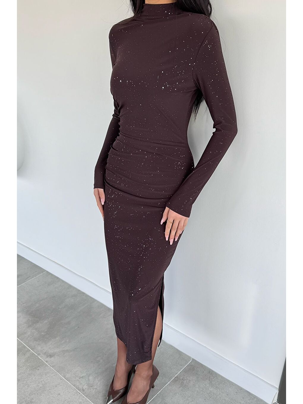 Kahverengi Kadın Dik Yaka Bel Ve Omuz Büzgülü Yırtmaç Detaylı Işıltılı Abiye-3