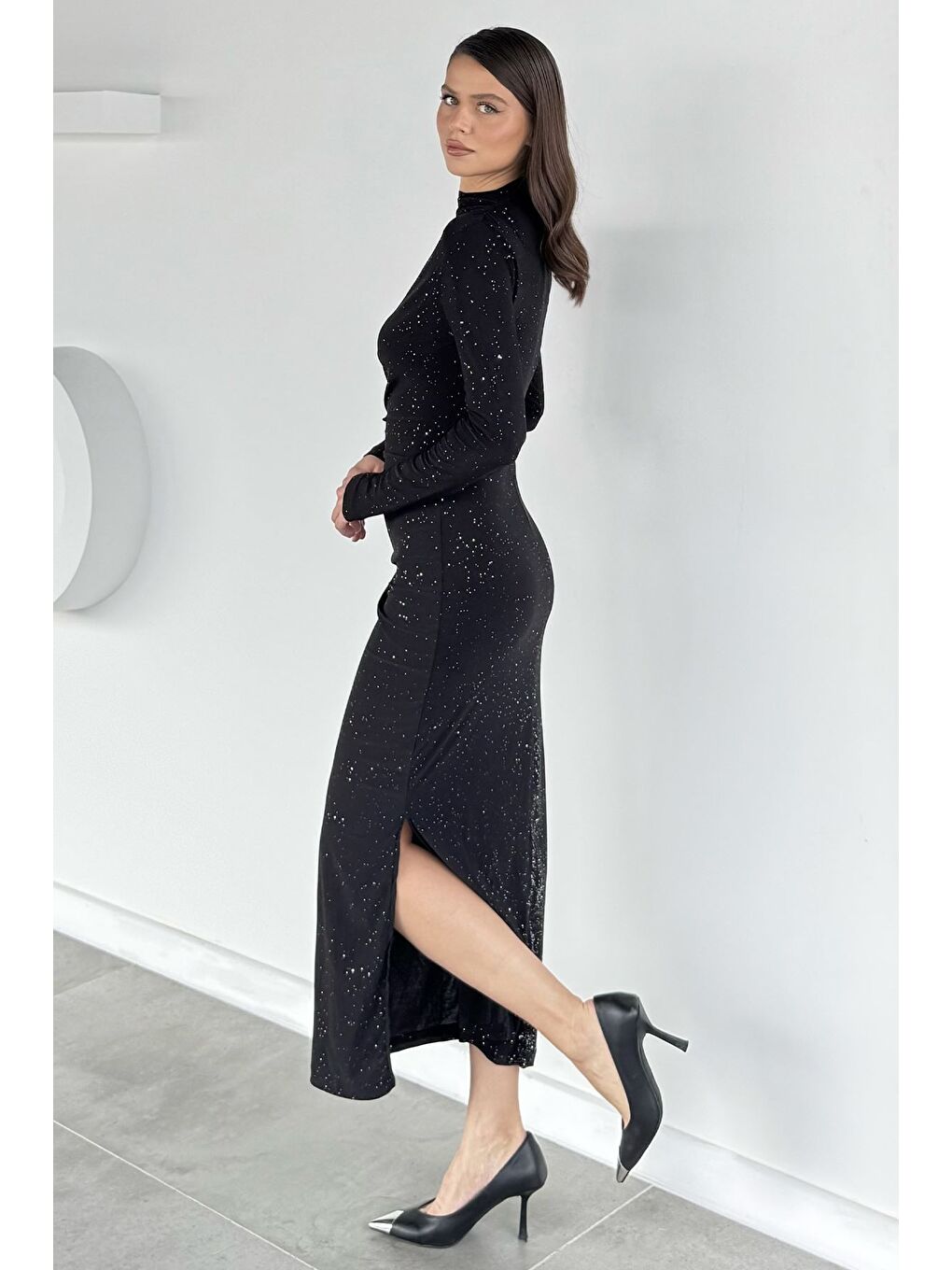 Siyah Kadın Dik Yaka Bel Ve Omuz Büzgülü Yırtmaç Detaylı Işıltılı Abiye