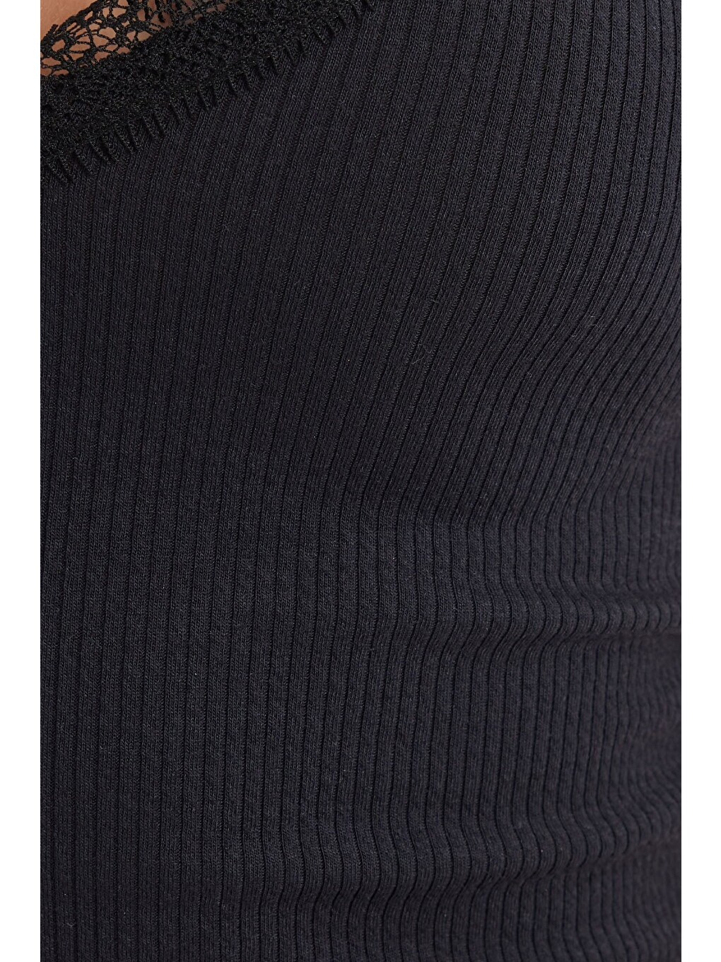 Kadın Slim Fit Dar Kesim Askılı V Yaka Dantel Detaylı Siyah Atlet Bluz-5