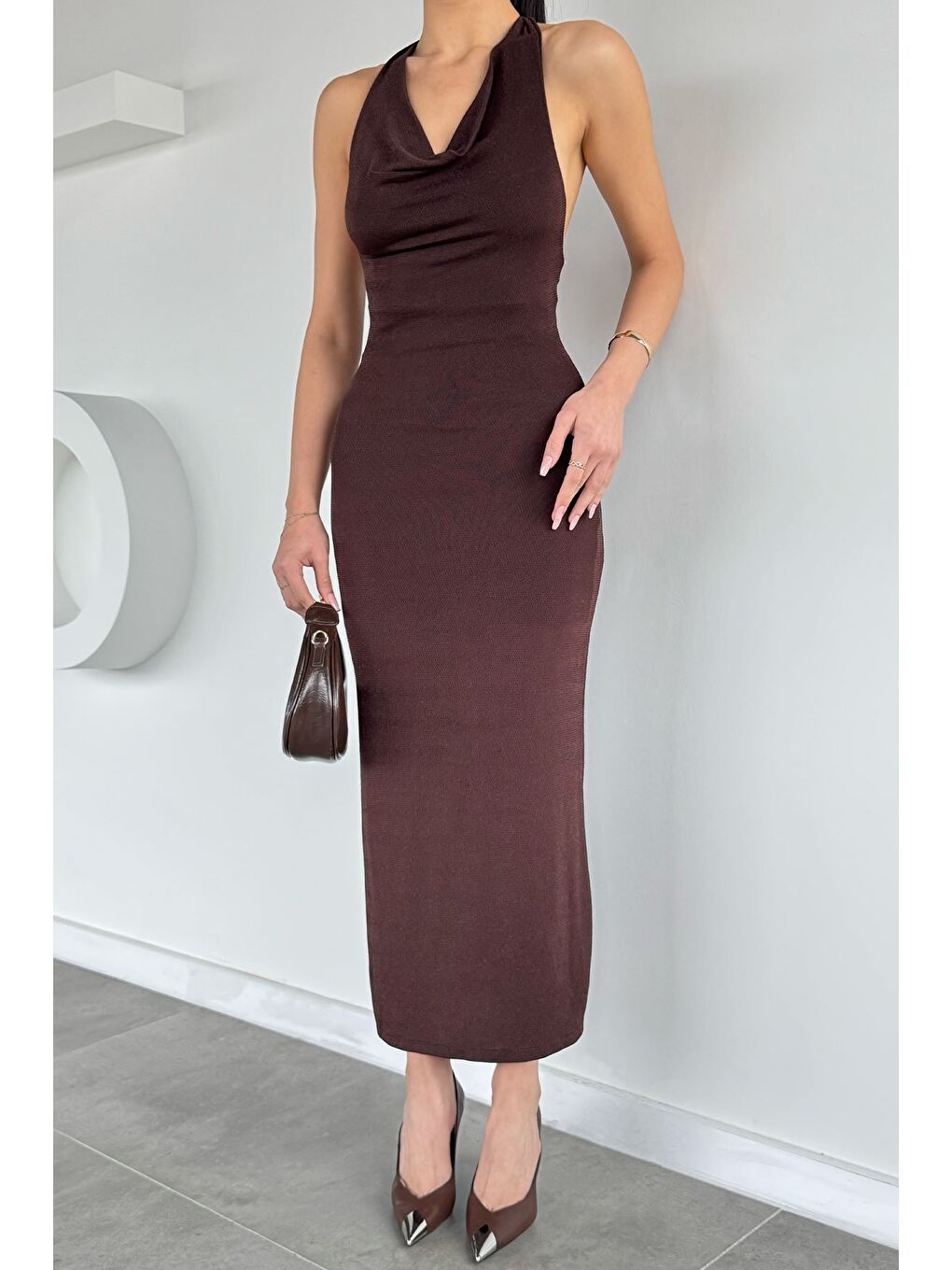 Kahverengi Kadın Boyundan Geçmeli Sırt Dekolteli Işıltılı Yırtmaç Detaylı Abiye