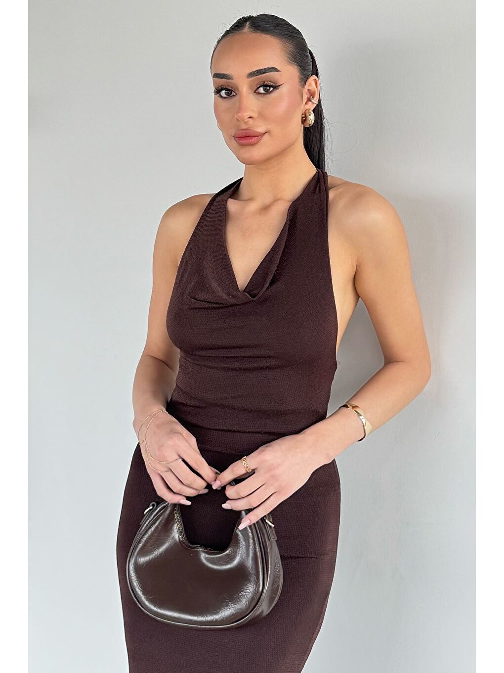 Kahverengi Kadın Boyundan Geçmeli Sırt Dekolteli Işıltılı Yırtmaç Detaylı Abiye-1