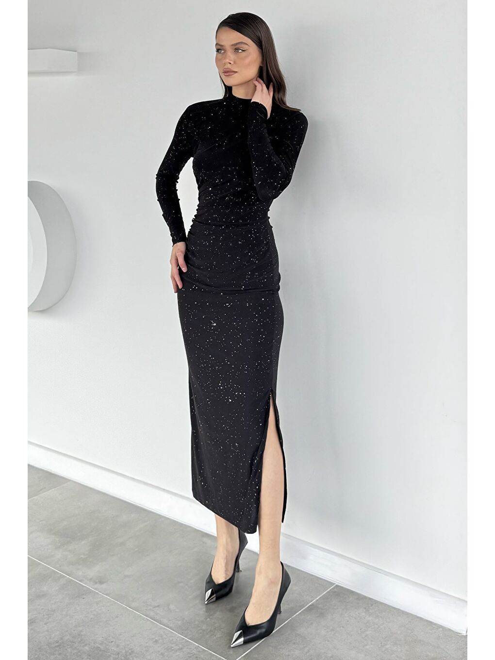 Siyah Kadın Dik Yaka Bel Ve Omuz Büzgülü Yırtmaç Detaylı Işıltılı Abiye-1