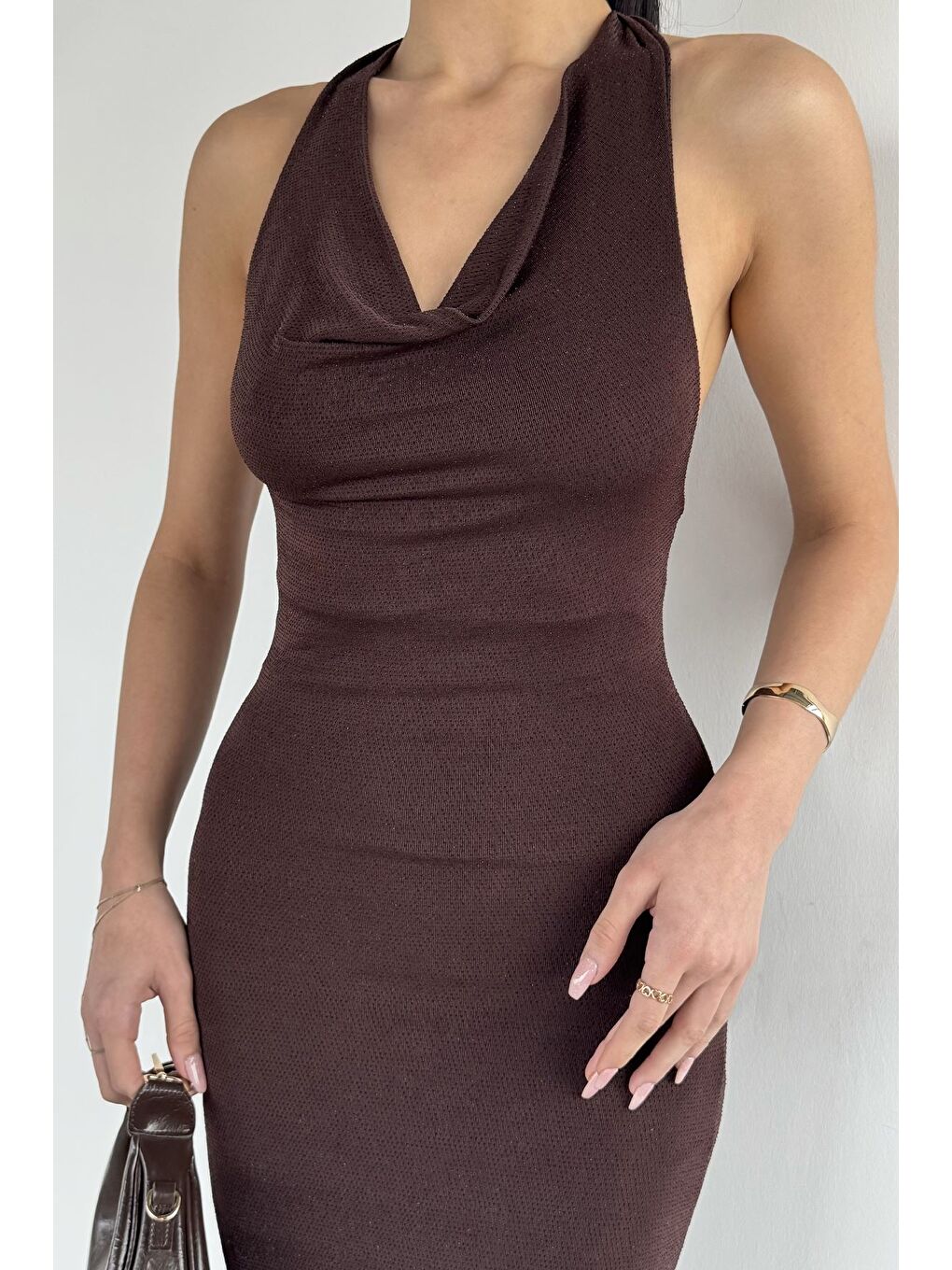 Kahverengi Kadın Boyundan Geçmeli Sırt Dekolteli Işıltılı Yırtmaç Detaylı Abiye-3