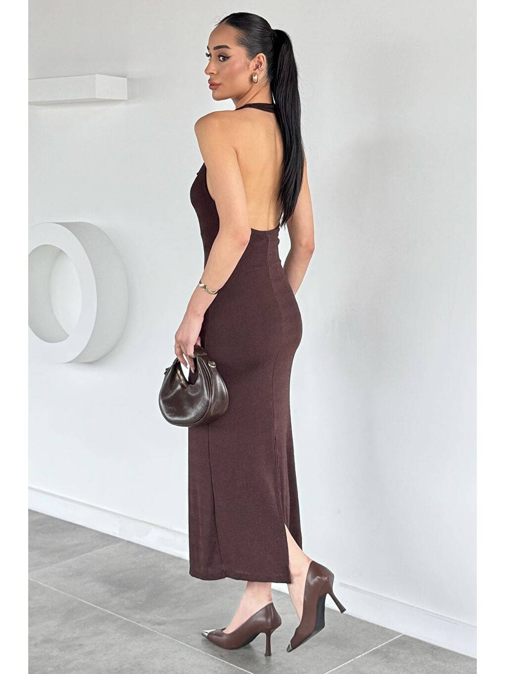 Kahverengi Kadın Boyundan Geçmeli Sırt Dekolteli Işıltılı Yırtmaç Detaylı Abiye-4