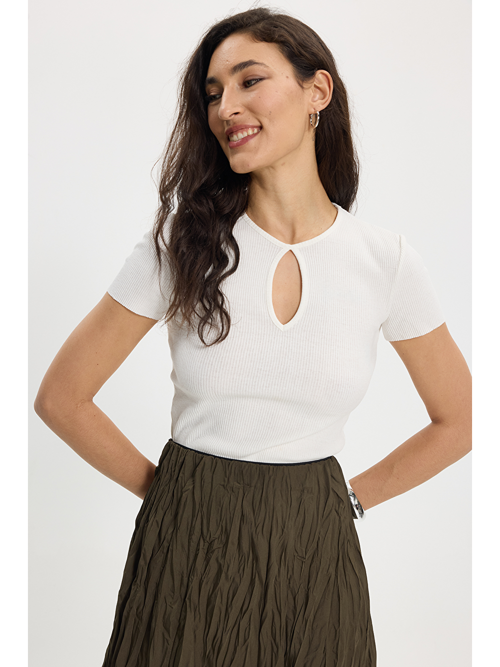 Kadın Slim Fit Dar Kesim %100 Pamuk Bisiklet Yaka Kısa Kol Ekru Crop-2