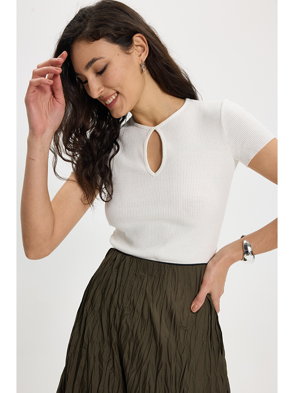 Kadın Slim Fit Dar Kesim %100 Pamuk Bisiklet Yaka Kısa Kol Ekru Crop-4