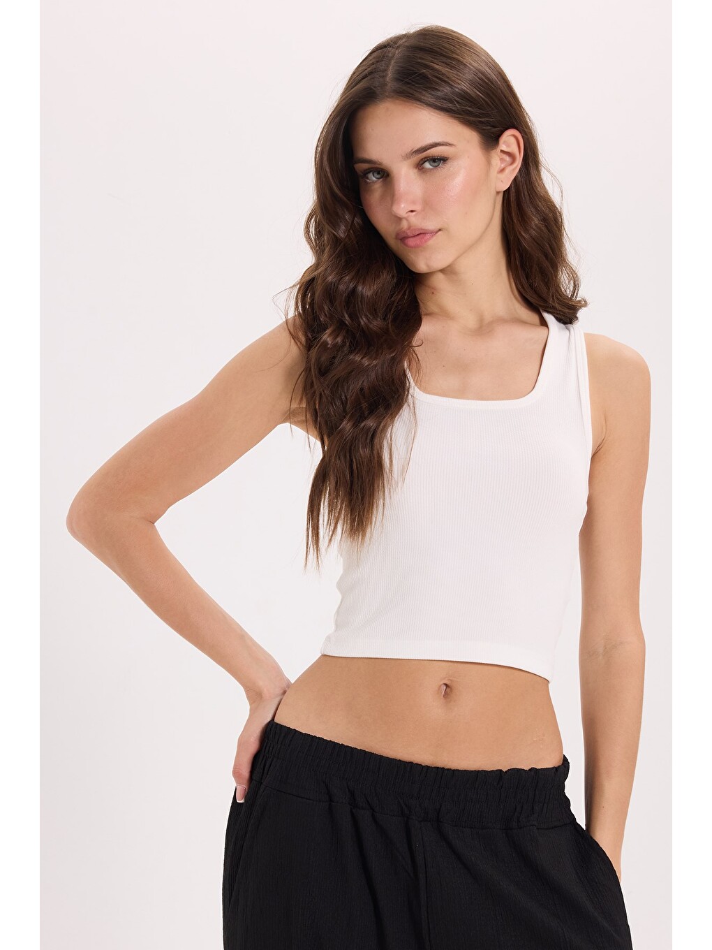 Kadın Slim Fit Dar Kesim Kalın Askılı Kare Yaka Ekru Atlet Bluz