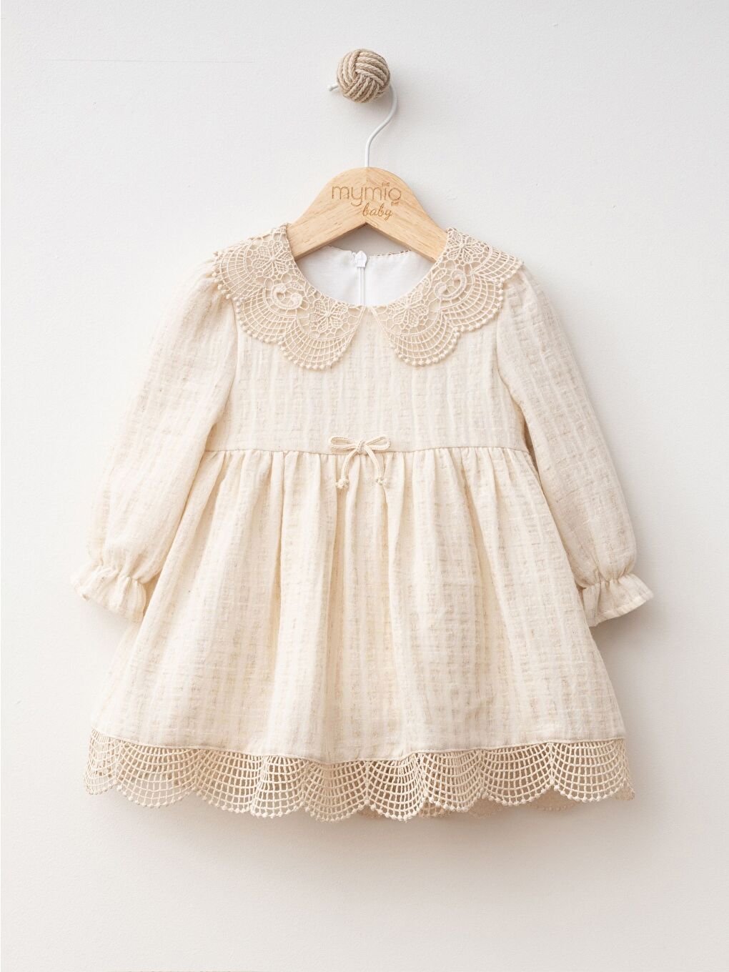Bej Bebe Yaka Uzun Kollu Dantel Detaylı Kız Bebek Elbise-1