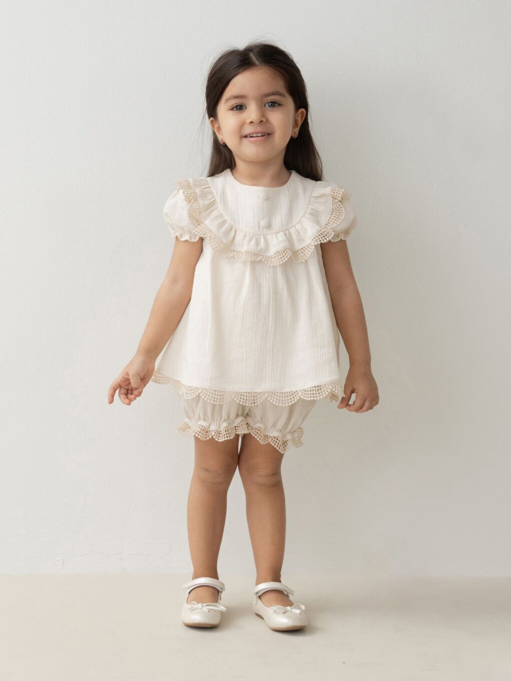 Bej Bisiklet Yaka Dantel Detaylı Kısa Kollu Kız Bebek Bluz ve Şort Takım