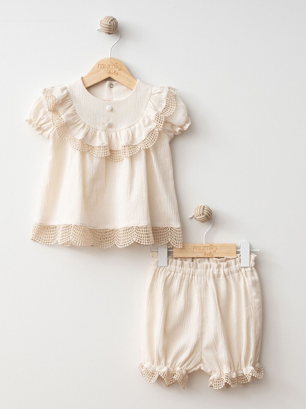 Bej Bisiklet Yaka Dantel Detaylı Kısa Kollu Kız Bebek Bluz ve Şort Takım-1