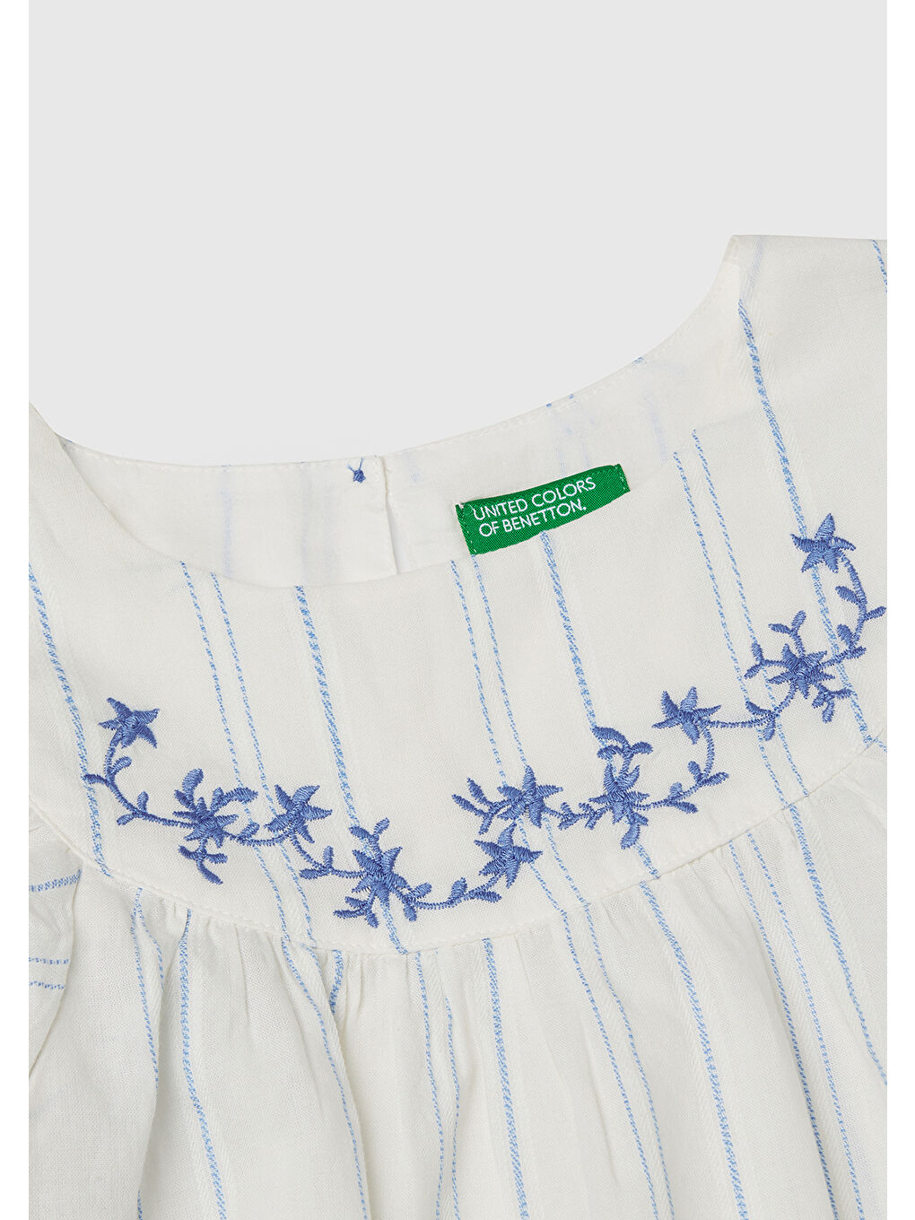 Kız Çocuk Beyaz Çizgili Kolu ve Önü Nakışlı Hafif Kloş Kısa Kollu Gömlek-2