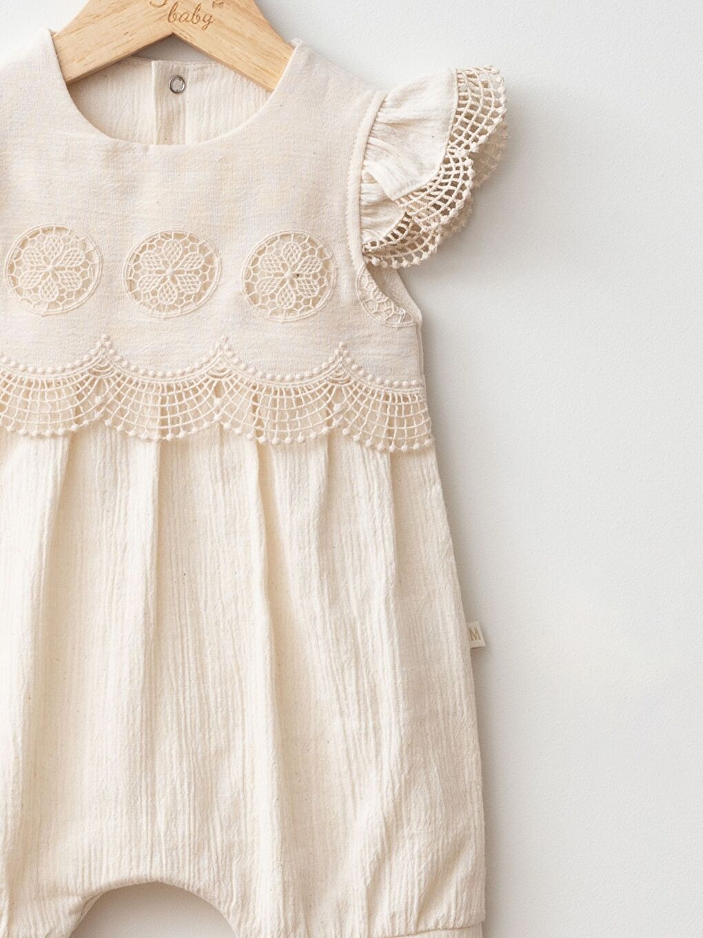 Bej Bisiklet Yaka Kısa Kollu Dantel Detaylı Kız Bebek Kısa Tulum-1
