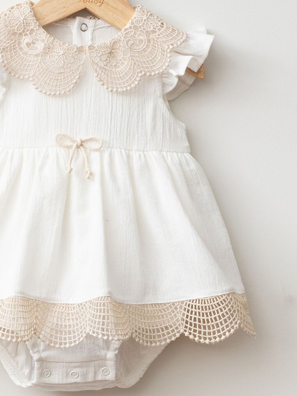 MYMIO Ekru Bebe Yaka Kısa Kollu Dantel Detaylı Kız Bebek Body Elbise - 1