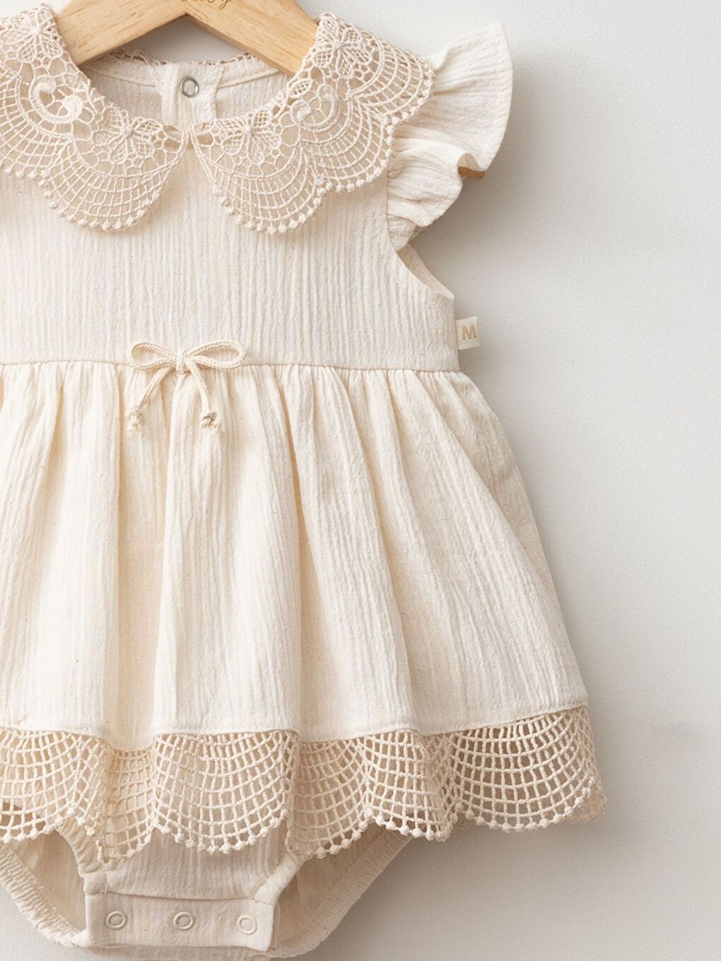 Bej Bebe Yaka Kısa Kollu Dantel Detaylı Kız Bebek Body Elbise-1