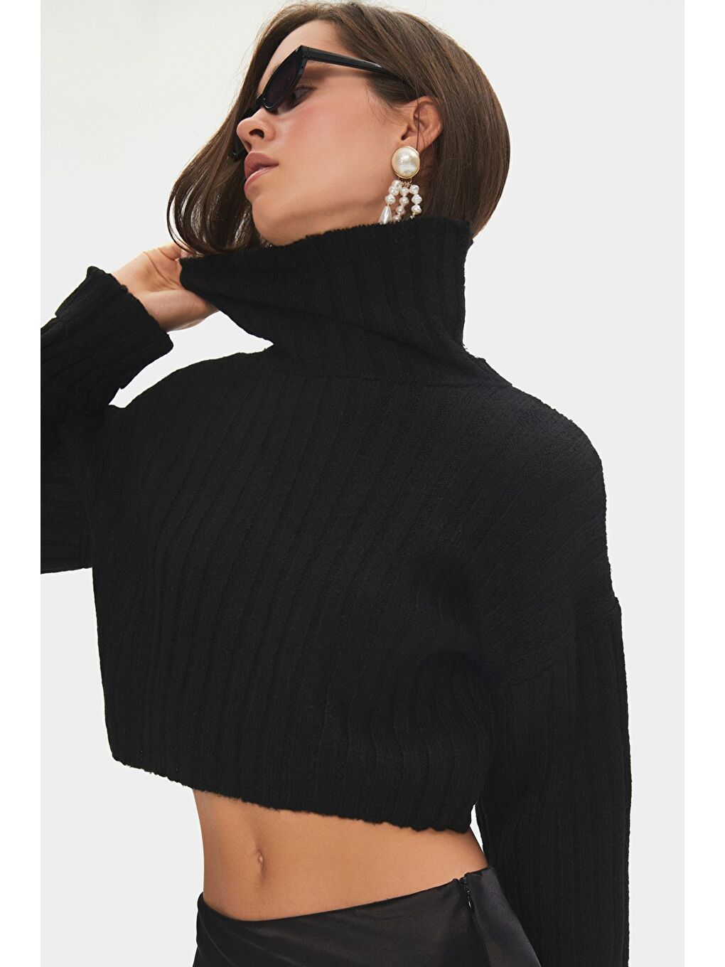 Siyah Kadın Boğazlı Düşük Omuz Crop Triko Kazak-1