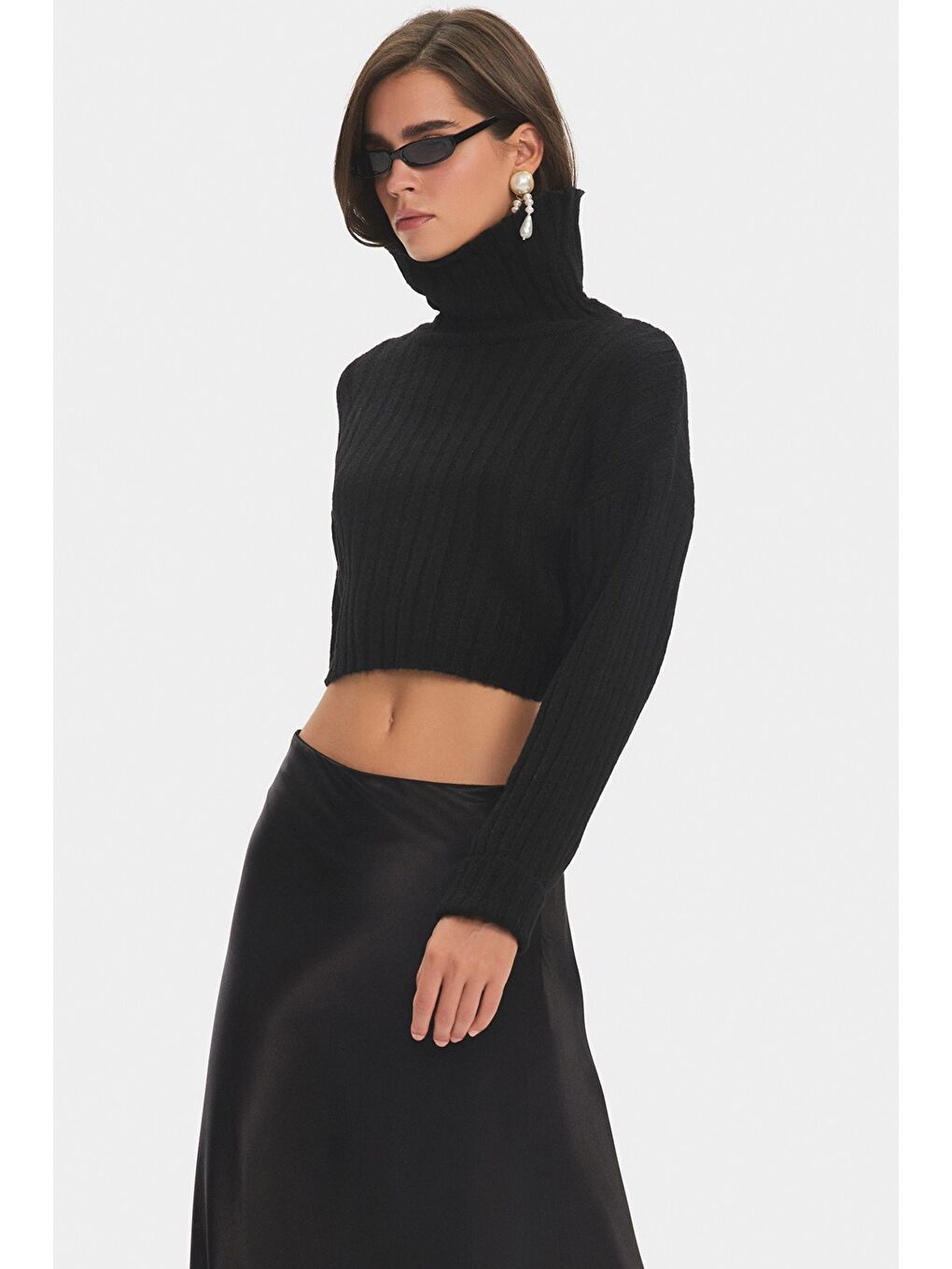Siyah Kadın Boğazlı Düşük Omuz Crop Triko Kazak-2