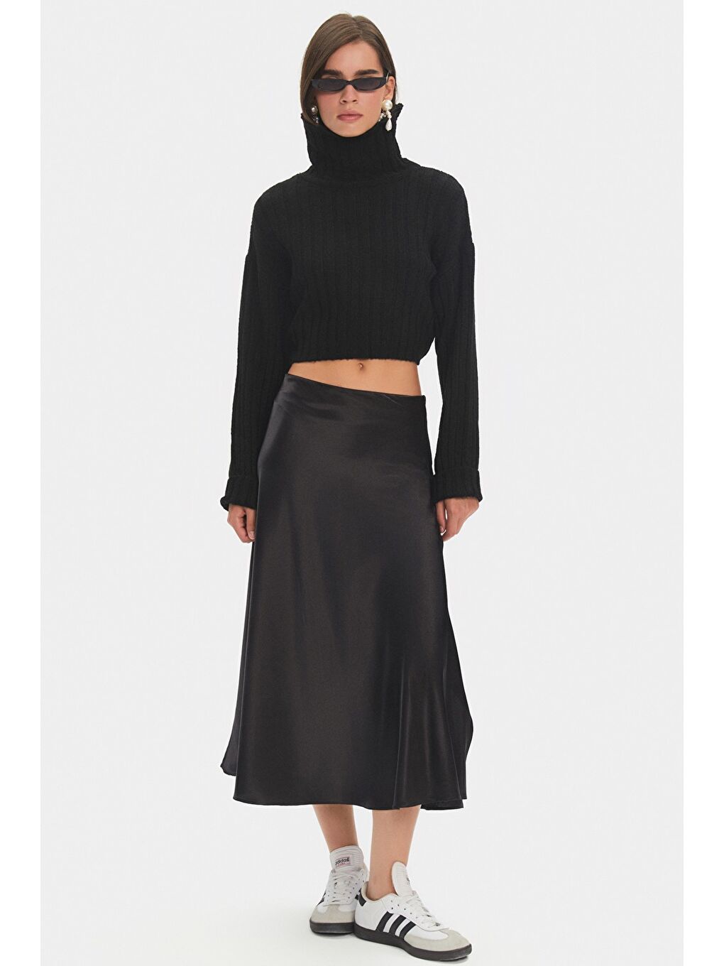 Siyah Kadın Boğazlı Düşük Omuz Crop Triko Kazak-3