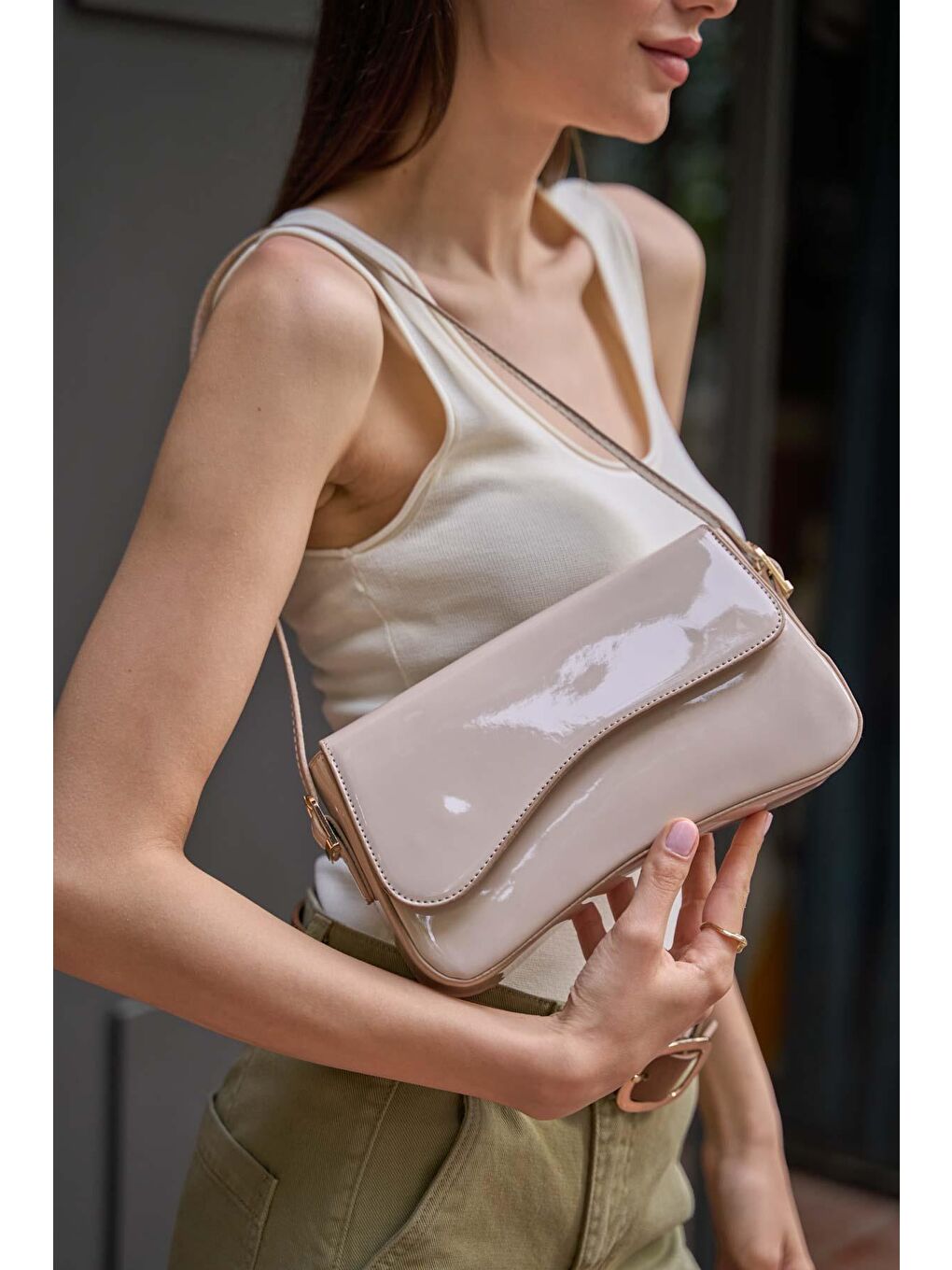 Bej Asimetrik Görünümlü Omuz Çantası Vizon Rugan