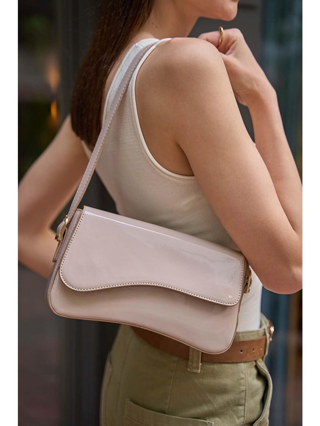 Bej Asimetrik Görünümlü Omuz Çantası Vizon Rugan-1