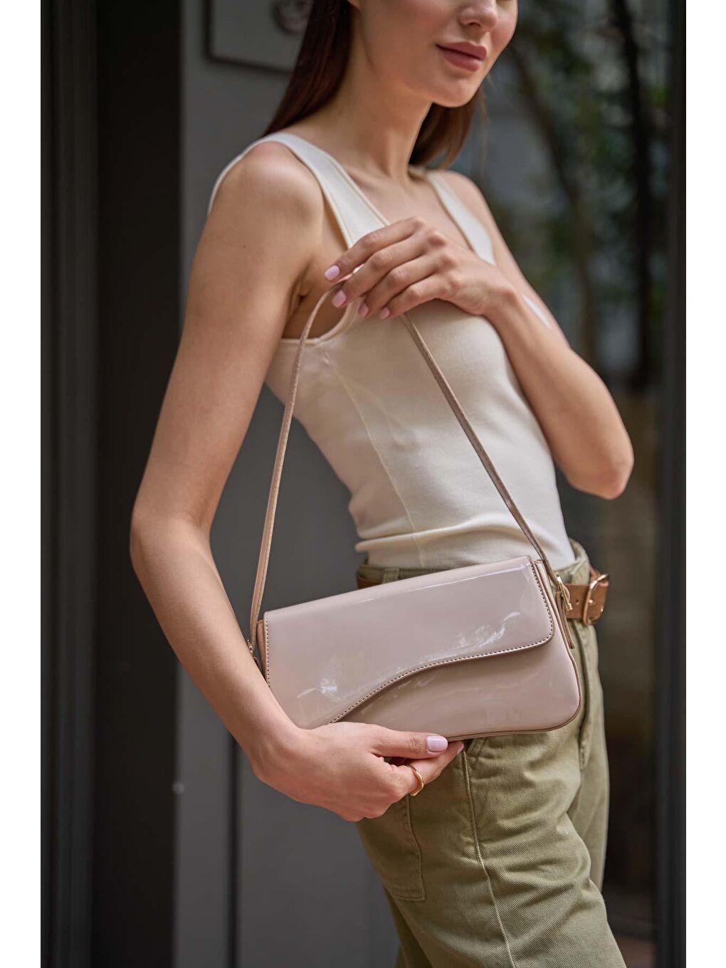 Bej Asimetrik Görünümlü Omuz Çantası Vizon Rugan-4