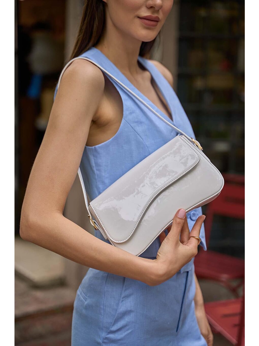 Asimetrik Görünümlü Omuz Çantası Beyaz Rugan