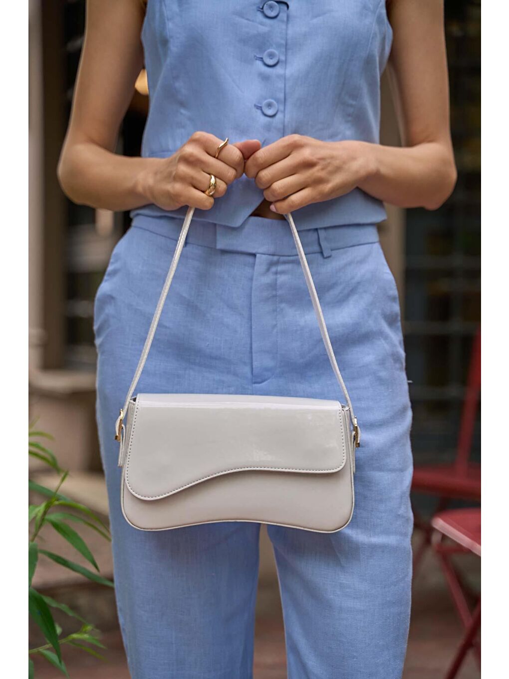 Asimetrik Görünümlü Omuz Çantası Beyaz Rugan-1