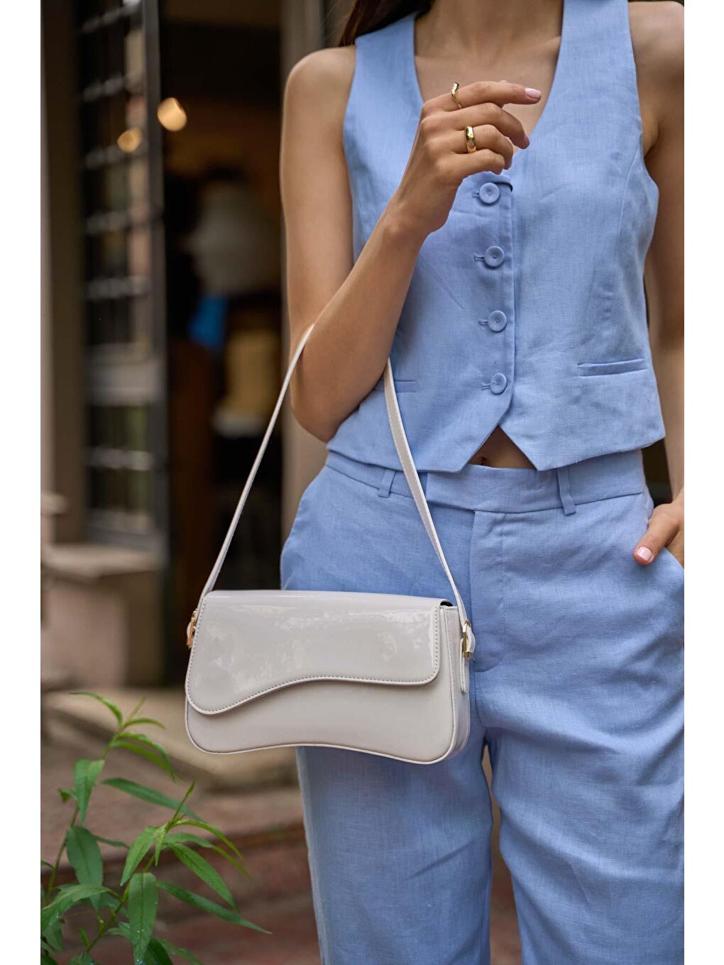 Asimetrik Görünümlü Omuz Çantası Beyaz Rugan-2