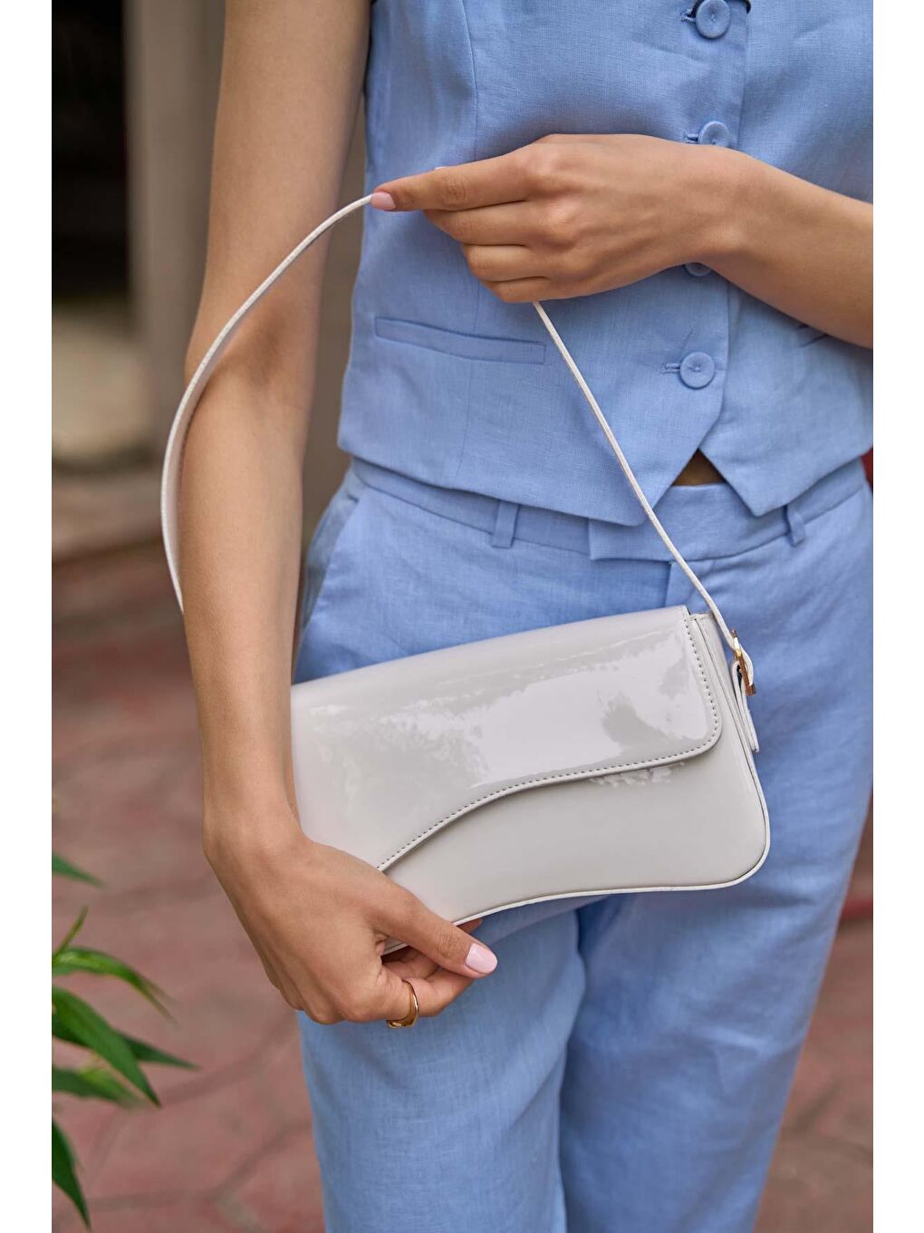 Asimetrik Görünümlü Omuz Çantası Beyaz Rugan-4