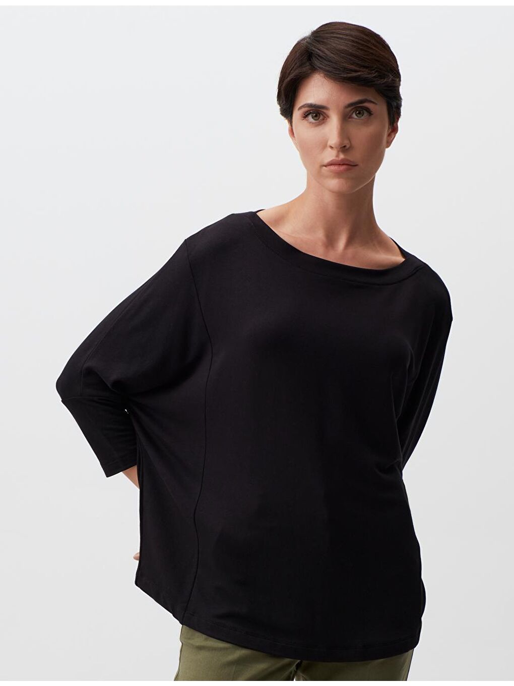 Siyah Yuvarlak Yaka Yarasa Kol Basic Bluz