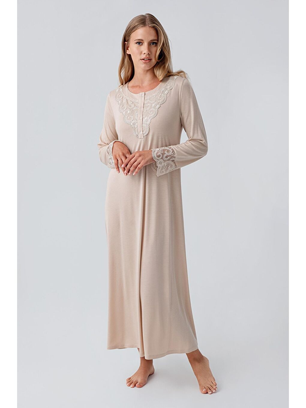 Bej Uzun Kollu Dantelli Düğmeli Esnek Viskoz Gecelik-1