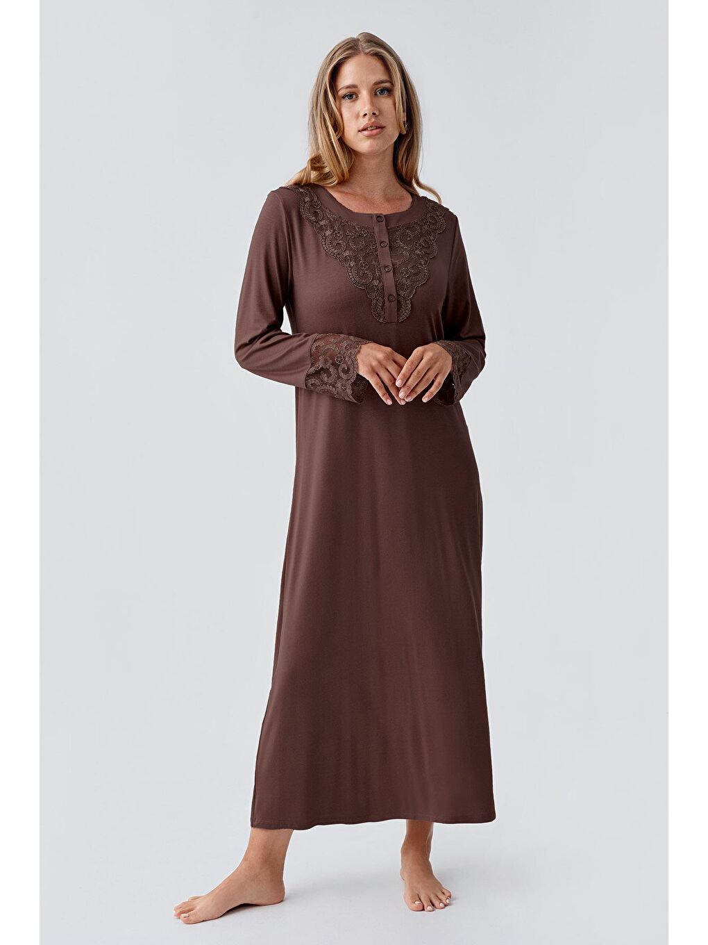Kahverengi Uzun Kollu Dantelli Düğmeli Esnek Viskoz Gecelik-1