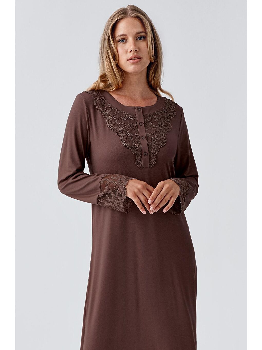 Kahverengi Uzun Kollu Dantelli Düğmeli Esnek Viskoz Gecelik-3