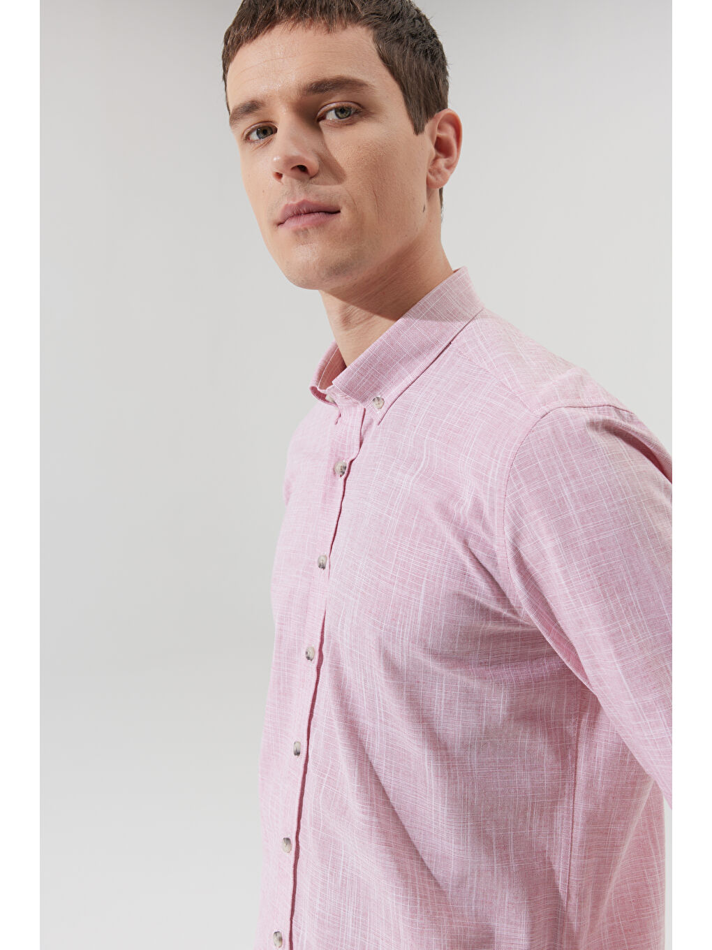 Erkek Bordo Slim Fit Dar Kesim Düğmeli Yaka Keten Görünümlü %100 Pamuk Flamlı Gömlek-4