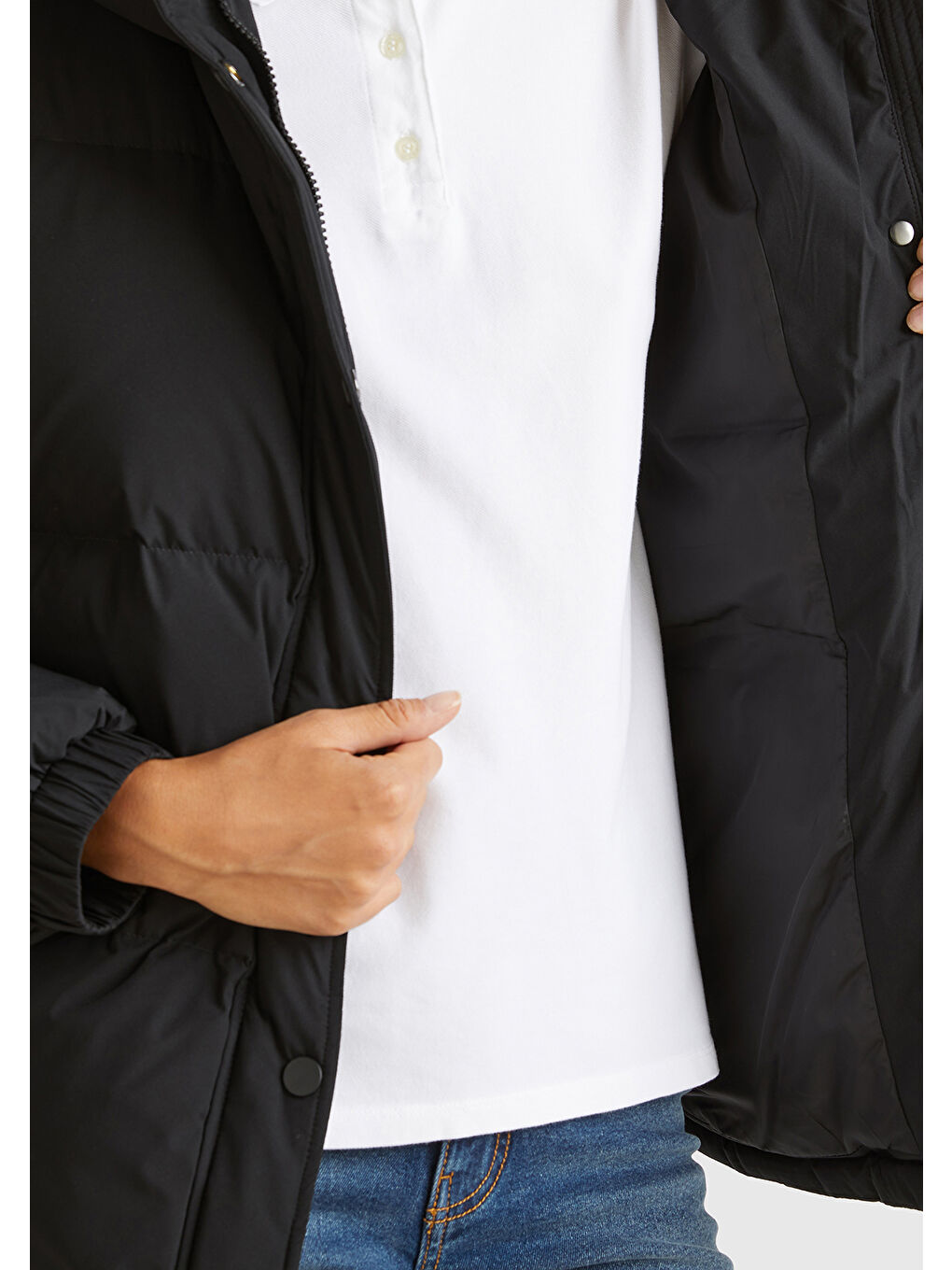 Kadın Siyah Cep Detaylı Düğme Kapamalı Büzgü İpli Kapüşonlu Kısa Mont-5