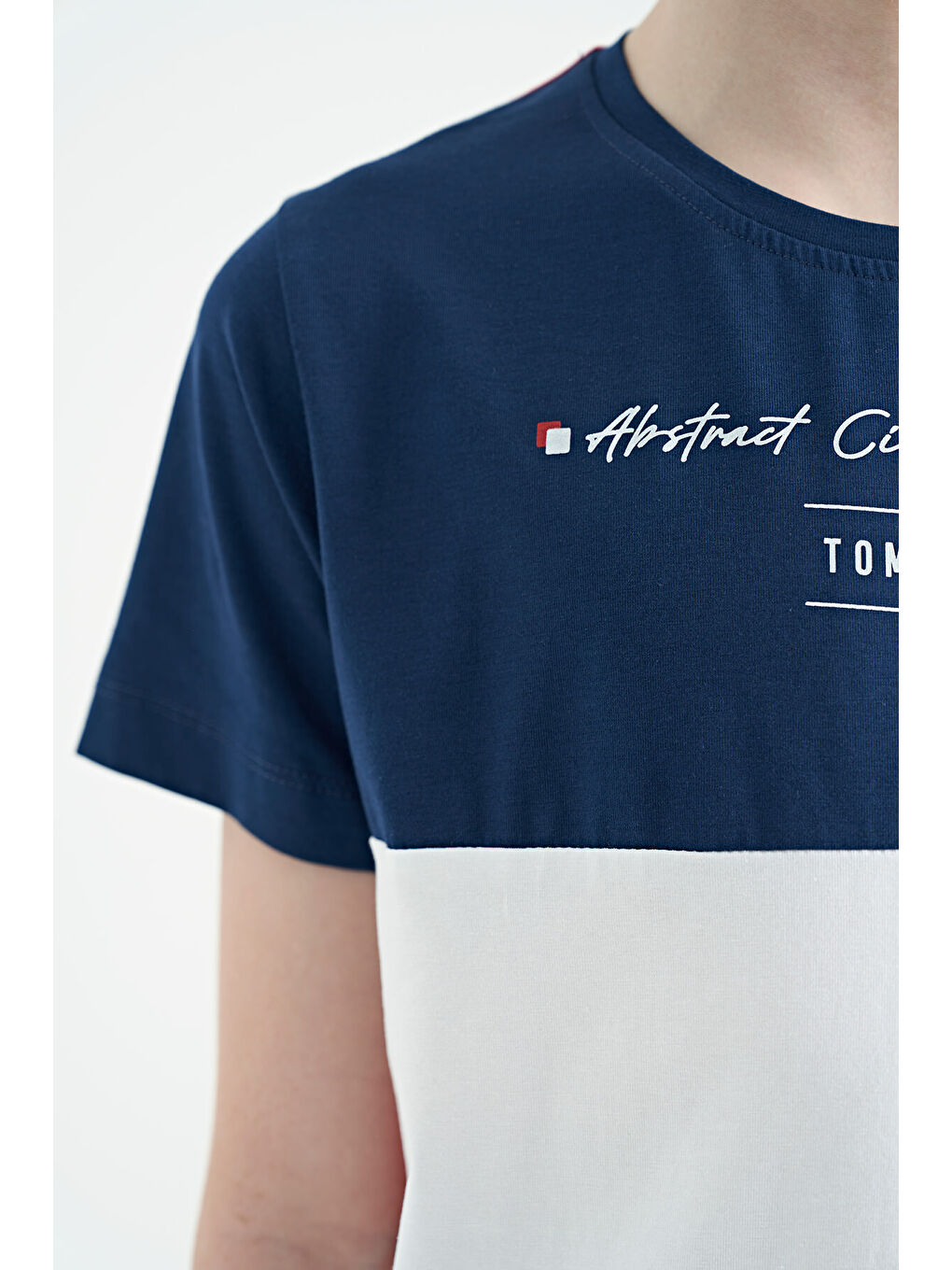 TOMMYLIFE Kırmızı Renk Bloklu O Yaka Baskı Detaylı Standart Kalıp Erkek Çocuk T-Shirt - 11135 - 4