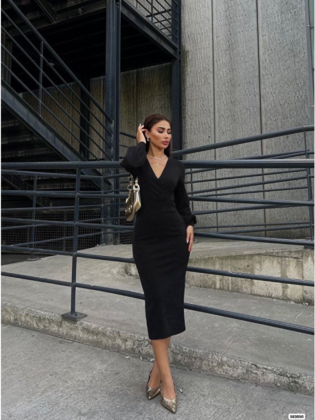 Siyah Kadın Uzun Kollu Kruvaze Yaka Büzgü Ve Balon Kol Detay Krep Kumaş Maxi Boy Simli Elbise-3