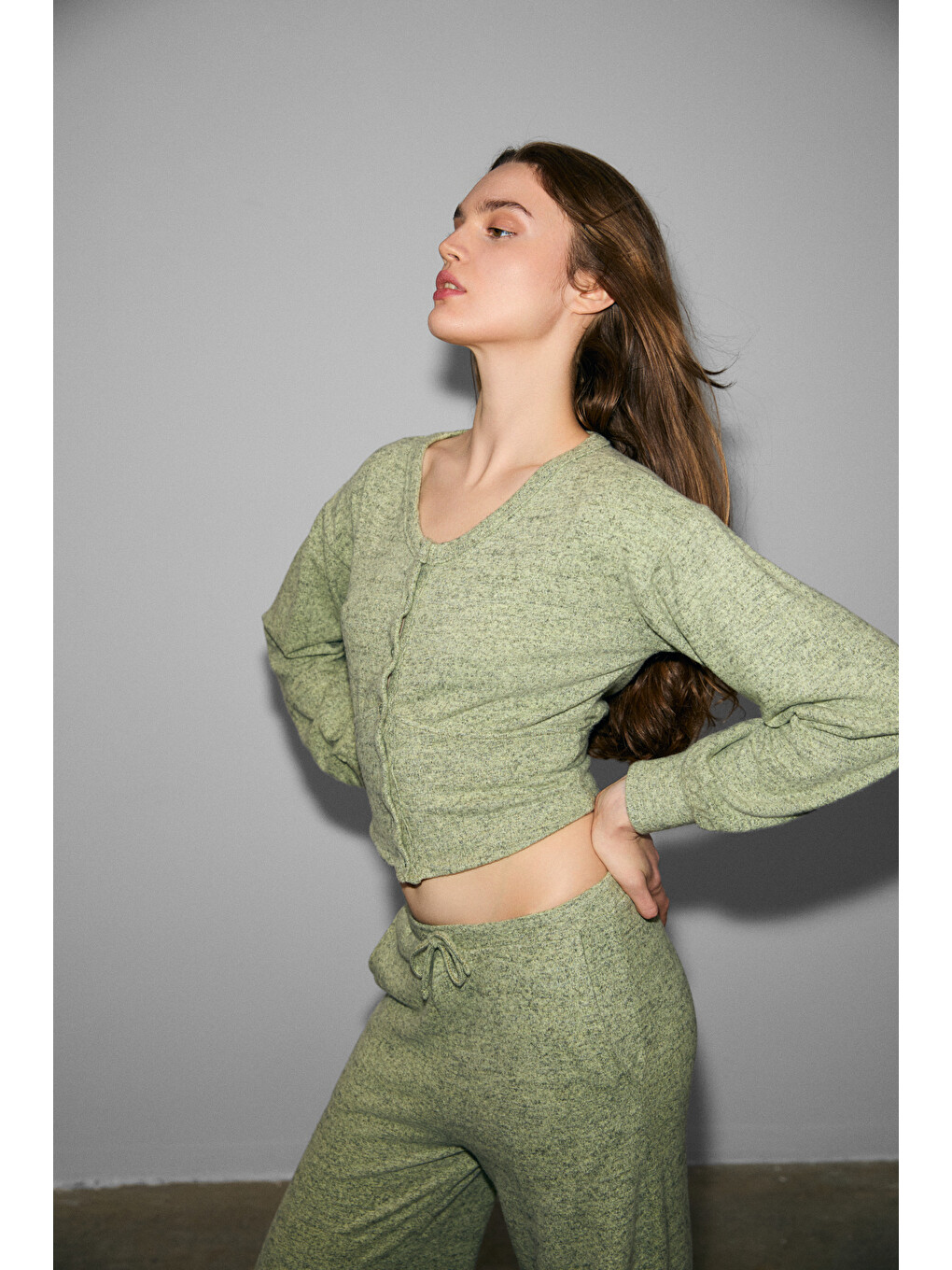 Clarıta Kadın Yumuşak Ve Esnek Kumaşlı Bele Oturan Düğmeli Crop Yeşil Sweatshirt-1