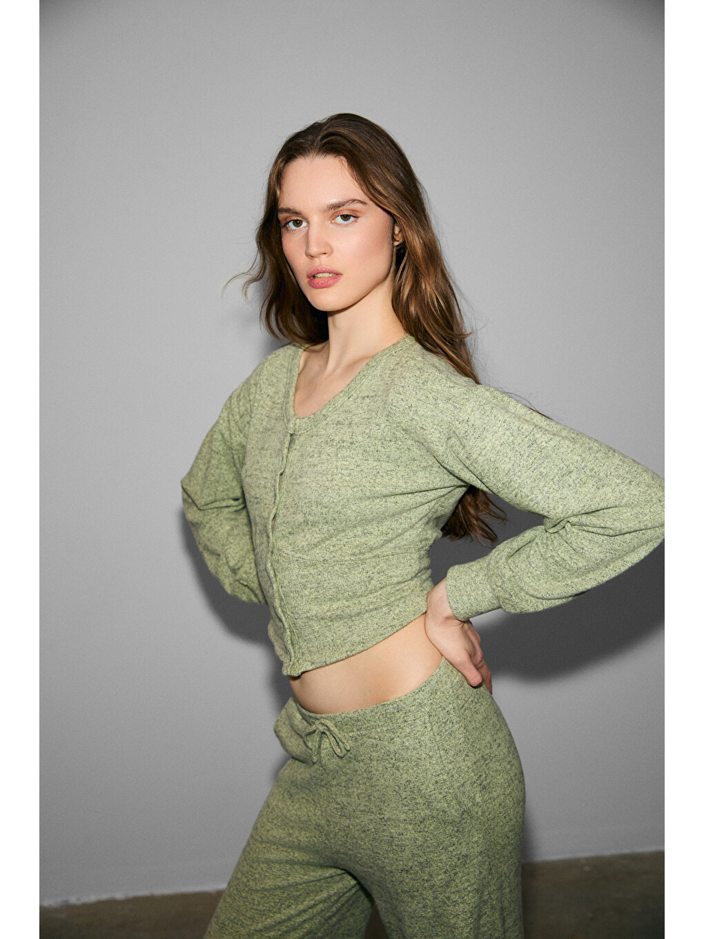 Clarıta Kadın Yumuşak Ve Esnek Kumaşlı Bele Oturan Düğmeli Crop Yeşil Sweatshirt-3