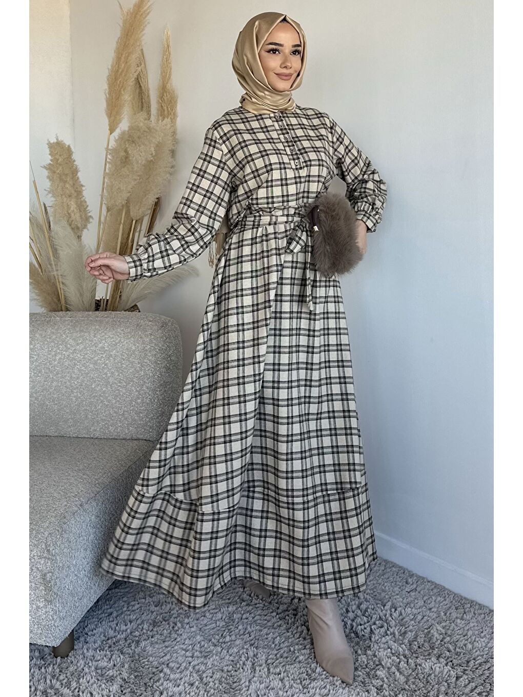 Bej Ön Yarım Düğmeli Bel Kuşaklı Ekose Desenli Tesettür Elbise