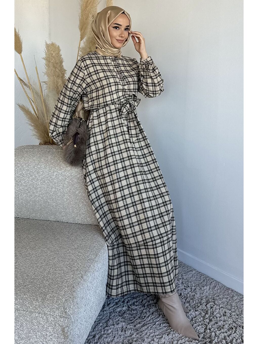 Bej Ön Yarım Düğmeli Bel Kuşaklı Ekose Desenli Tesettür Elbise-3