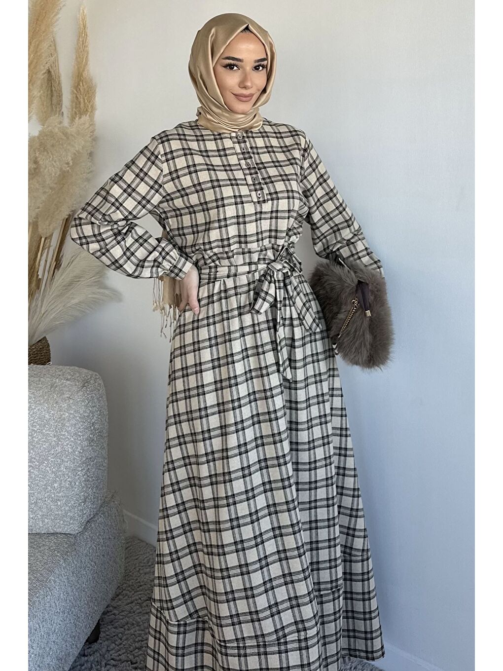 Bej Ön Yarım Düğmeli Bel Kuşaklı Ekose Desenli Tesettür Elbise-5