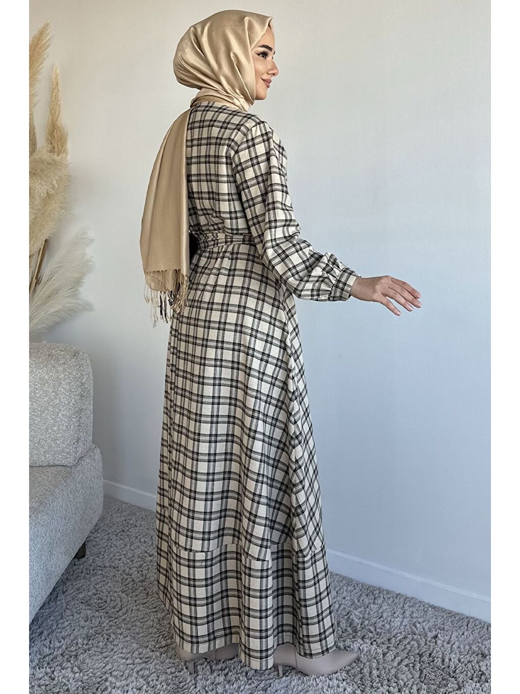 Bej Ön Yarım Düğmeli Bel Kuşaklı Ekose Desenli Tesettür Elbise-7