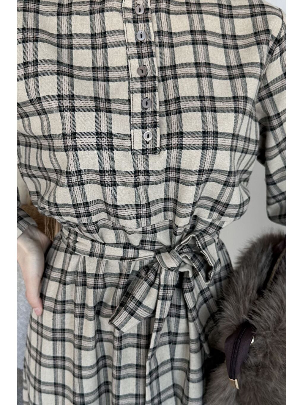 Bej Ön Yarım Düğmeli Bel Kuşaklı Ekose Desenli Tesettür Elbise-9