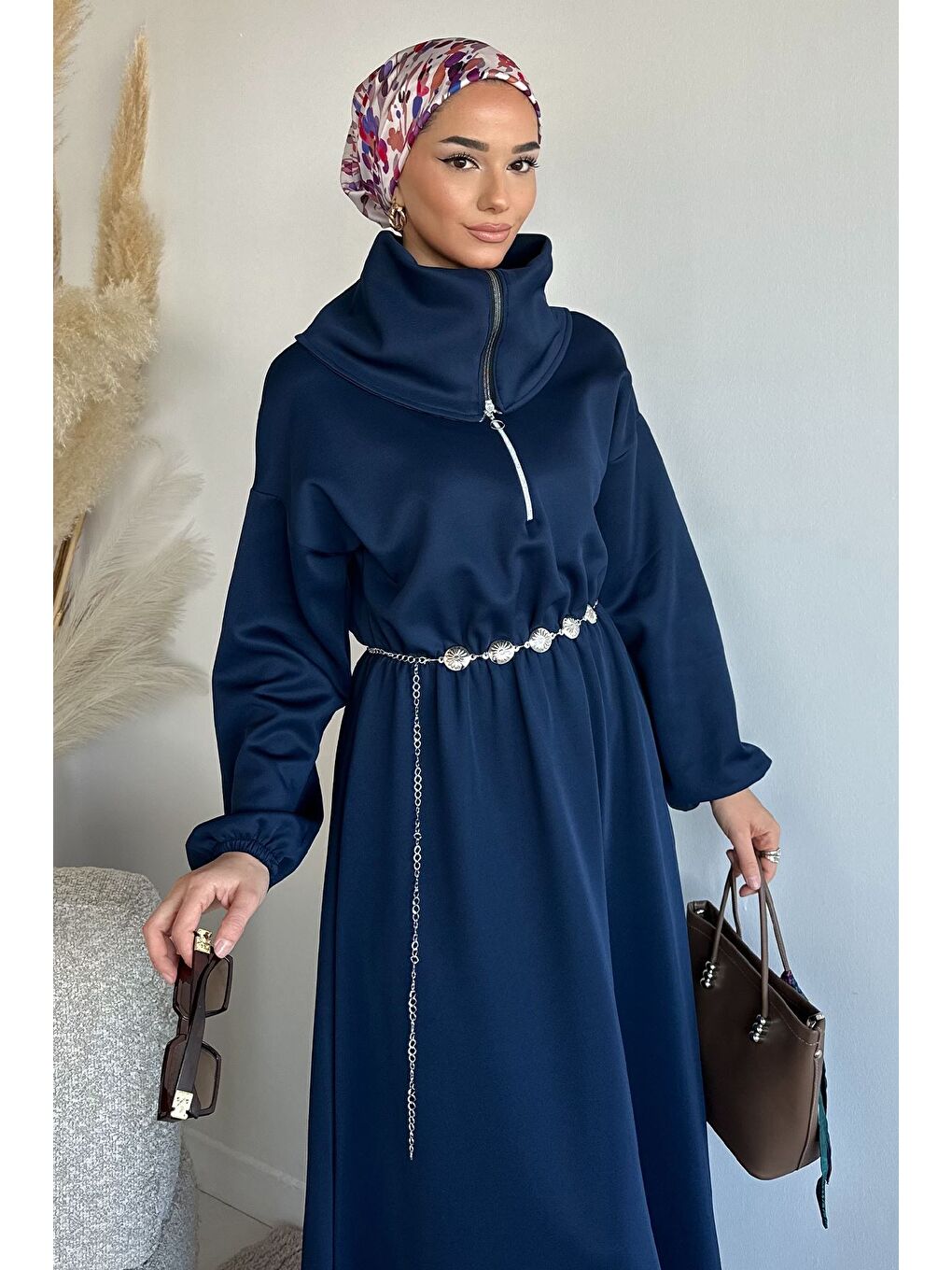 Lacivert Ön Yarım Fermuarlı Bel Lastikli Zincir Aksesuarlı Tesettür Elbise-3