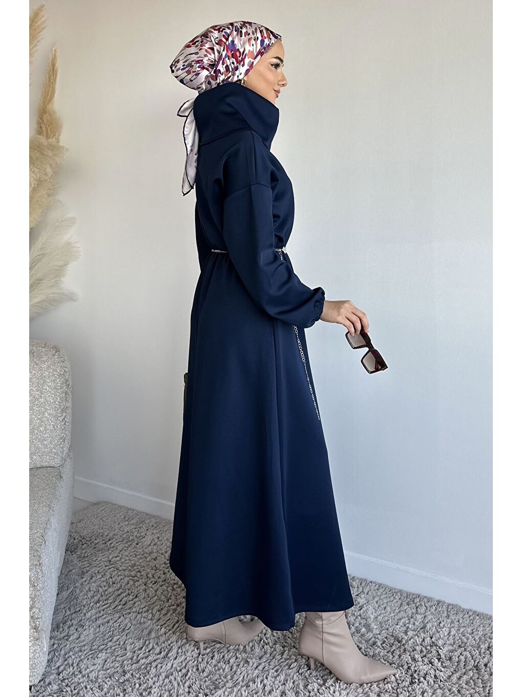Lacivert Ön Yarım Fermuarlı Bel Lastikli Zincir Aksesuarlı Tesettür Elbise-5