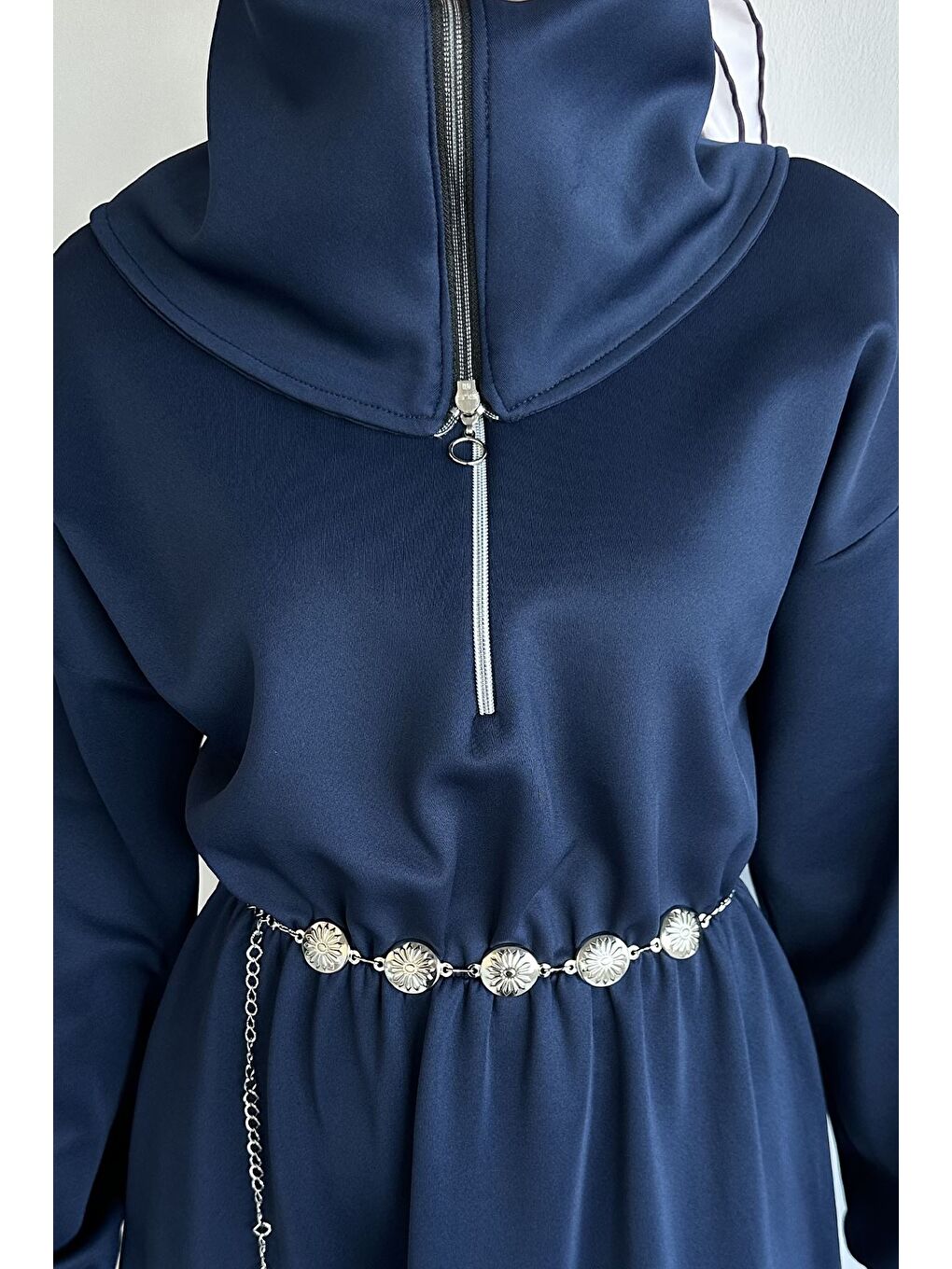 Lacivert Ön Yarım Fermuarlı Bel Lastikli Zincir Aksesuarlı Tesettür Elbise-6