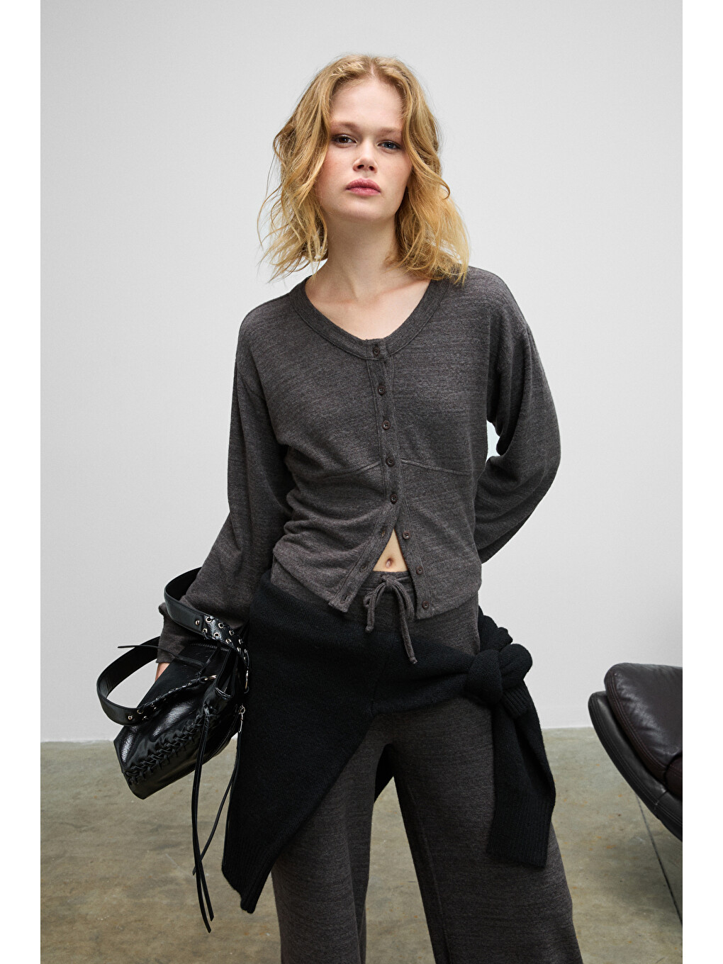 Clarıta Kadın Yumuşak Ve Esnek Kumaşlı Bele Oturan Düğmeli Crop Koyu Gri Sweatshirt-1