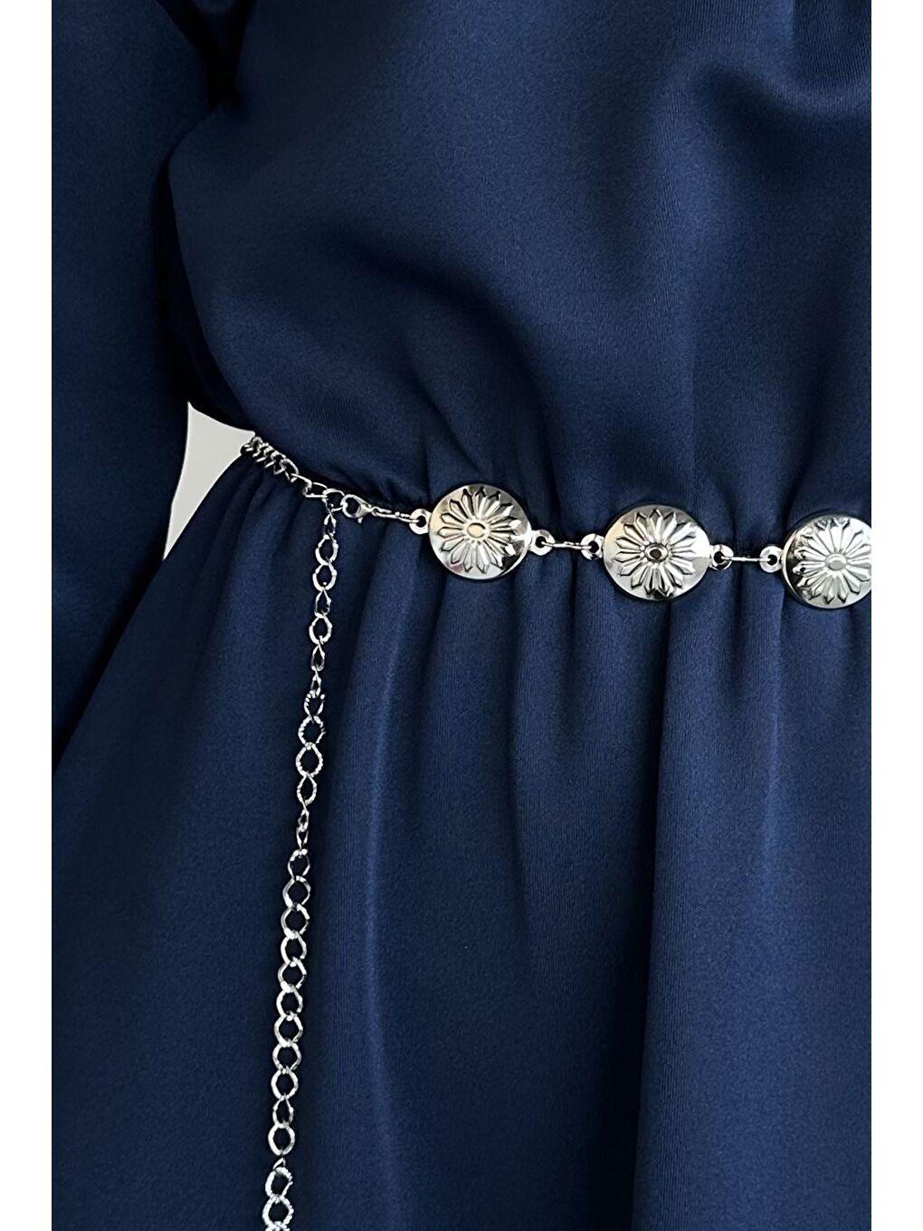 Lacivert Ön Yarım Fermuarlı Bel Lastikli Zincir Aksesuarlı Tesettür Elbise-9